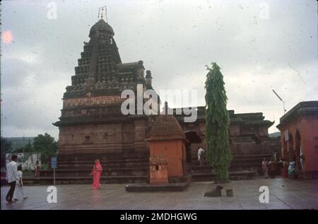 Grishneshwar Jyotirlinga Tempel, manchmal auch als Ghrneshwar oder Ghushmeshwar-Tempel bezeichnet, ist einer der Schreine, die Lord Shiva gewidmet sind und in der Shiva Purana erwähnt werden. Das Wort Ghrneshwara bedeutet "herr des Mitgefühls". Der Tempel ist ein wichtiger Wallfahrtsort in der Shaiva-Tradition des Hinduismus, der ihn als die zwölfte Jyotirlinga (Linga des Lichts) betrachtet. Diese Pilgerstätte befindet sich in Ellora (auch Verul genannt), weniger als einen Kilometer von den Ellora-Höhlen entfernt, die zum UNESCO-Weltkulturerbe gehören. Stockfoto