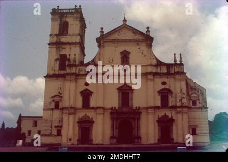 Die Kathedrale Sé Catedral de Santa Catarina, auch bekannt als SE-Kathedrale, ist die Kathedrale der lateinischen Kirche Erzdiözese Goa und Daman und der Sitz des Patriarchen der Ost-Indischen Inseln. Es ist Teil des Weltkulturerbes, der Kirchen und Klöster von Goa in Old Goa, Indien. Die Kathedrale von SE wurde erbaut, um dem Sieg der Portugiesen unter Afonso de Albuquerque über eine muslimische Armee zu gedenken, der zur Ergreifung der Stadt Goa im Jahr 1510 führte. Da der Tag des Sieges zufällig auf dem Fest der Heiligen Katharina stattfand, wurde die Kathedrale ihr gewidmet. Stockfoto