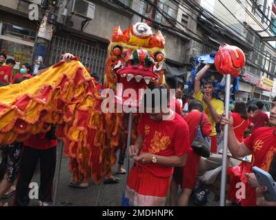 Manila, Philippinen. 22. Januar 2023. Mitglieder einer Drachentanztruppe machen nach ihrer Vorstellung eine Pause. Nach zweijähriger Abwesenheit aufgrund der COVID-19-Pandemie können nun die chinesisch-philippinische Gemeinschaft, die reinen Filipinos im Land sowie Ausländer, die das Land bereisen, die Feierlichkeiten des Mondneujahrs hier in Binondo oder Manilas Chinatown auf den Philippinen genießen. Kredit: SOPA Images Limited/Alamy Live News Stockfoto