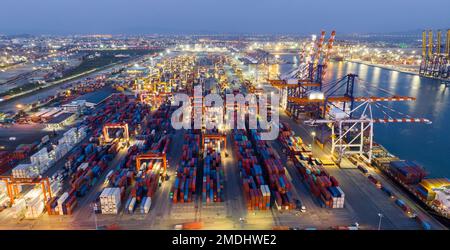 Schiffswerft Cargo Container Seehafen Spedition Logistik und Transport. Benutzerdefinierter Port des internationalen Versanddepots für den Import-Export Stockfoto