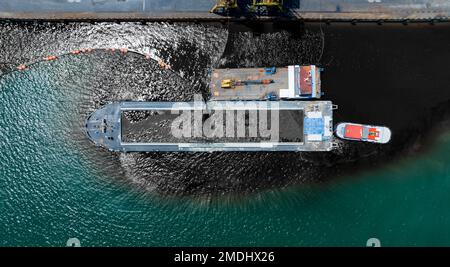 Öl zu Massengut Pumpen. Ölundichtigkeit von Schiffen , Ölunfall Verschmutzung verschmutztes Wasser Oberflächengewässer Verschmutzung durch menschliche Aktivitäten. Industriell Stockfoto