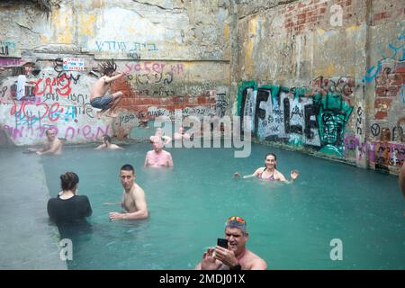 Ein Jones, eine natürliche Quelle für warmes Mineralwasser in einem verlassenen syrischen Militärlager in den Golanhöhen, Israel Stockfoto