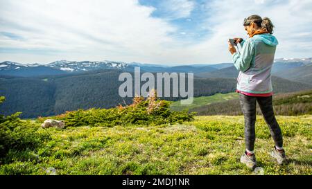 Wanderer fotografieren die Landschaft und der Rocky Mountain National Park ist ein amerikanischer Nationalpark im nördlichen Zentrum von Colorado, innerhalb der Front Range o Stockfoto