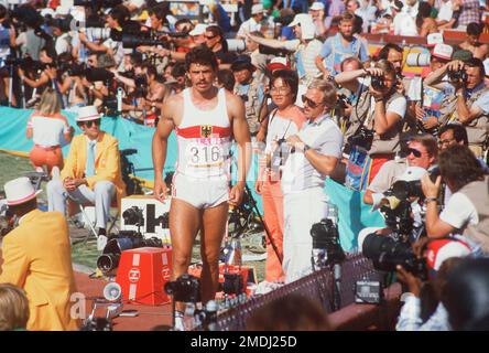 ARCHIVFOTO: Juergen Hingsen wird am 25. Januar 2023 65, Juergen HINGSEN, Deutschland, GER, BRD, Leichtathletik, Leichtathletik, Zehnkampf, Decfighter, verletzt auf der Schottenbahn, beobachtet von Fotografen, Spiele der XXIII. Olympiad Olympiade Sommerspiele 1984 in Los Angeles, USA ab 28,07. Zu 08/12/1984. ?SVEN SIMON, Princess-Luise-Str.41#45479 Mülheim/Ruhr#Tel.0208/9413250#Fax 0208/9413260#Konto 1428150 Commerzbank Essen BLZ 36040039 #www.SvenSimon.net#e-mail:SvenSimon@t -online.de. Stockfoto