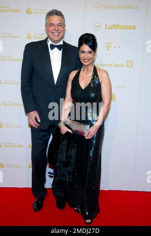 ARCHIVFOTO: Juergen Hingsen wird am 25. Januar 2023 65, Juergen HINGSEN, JÃ rgen, ehem. Zehnkaempfer, mit Francesca, Red Carpet, Red Carpet Show, Ball des Sports auf 08.02.2014 in Wiesbaden ÂSVEN SIMON, Prinzess-Luise-Str.41#45479 Muelheim/Ruhr#Tel. 0208/9413250#Fax 0208/9413260#GLSB ank, Account-Nr.: 4030 025 100, BLZ 430 609 67#www.SvenSimon.net#e-mail:SvenSimon@t- online.de. Stockfoto