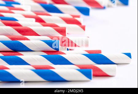 Mehrfarbige Papierhalme für Nahaufnahmen von Getränken auf weißem Hintergrund. Stockfoto