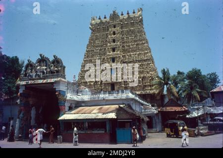 Der Suchindram-Tempel, auch bekannt als Thanumalayan-Tempel, befindet sich im Suchindram-Viertel von Kanyakumari, etwa 11 km von Kanyakumari entfernt. Der beeindruckende Aspekt dieses Tempels ist, dass er der Dreifaltigkeit Gottes, Lord Shiva, Lord Vishnu und Lord Brahma gewidmet ist. Stockfoto