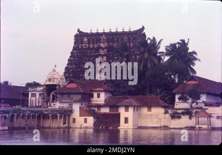 Der Shree Padmanabhaswamy Tempel ist ein hinduistischer Tempel in Thiruvananthapuram, der Hauptstadt des Bundesstaates Kerala, Indien. Der Name der Stadt „Thiruvananthapuram“ in Malayalam und Tamil bedeutet übersetzt „die Stadt von Lord Ananta“. Der Tempel Sree Padmanabhaswamy ist bekannt für seine Schönheit und Pracht. Es ist Lord Vishnu gewidmet und einer der 108 heiligen Vishnu-Tempel oder „Divya Deshams“ in Indien. Der große König von Travancore, Marthanda Varma, hat es renoviert. Dravidianische Architektur, Architektur von Kerala Stockfoto