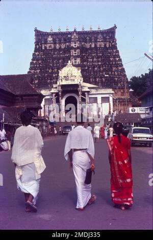 Der Shree Padmanabhaswamy Tempel ist ein hinduistischer Tempel in Thiruvananthapuram, der Hauptstadt des Bundesstaates Kerala, Indien. Der Name der Stadt „Thiruvananthapuram“ in Malayalam und Tamil bedeutet übersetzt „die Stadt von Lord Ananta“. Der Tempel Sree Padmanabhaswamy ist bekannt für seine Schönheit und Pracht. Es ist Lord Vishnu gewidmet und einer der 108 heiligen Vishnu-Tempel oder „Divya Deshams“ in Indien. Der große König von Travancore, Marthanda Varma, hat es renoviert. Dravidianische Architektur, Architektur von Kerala Stockfoto