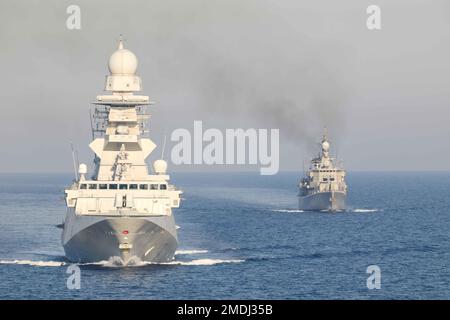 220724-N-CS075-1014 MITTELMEER (24. Juli 2022) Italienische Marineflotte der Klasse Bergamini FREMM-Fregatte IHRES Alpino (594), links, und Hellenische Fregatte der Klasse Elli HS Kountouriotis (462 2022) segeln in Formation mit der Arleigh-Burke-Klasse-Führungsraketenzerstörerin USS Cole (67. Juli 24) im Mittelmeer. Cole ist Teil der Harry S. Truman Carrier Strike Group und befindet sich auf einem geplanten Einsatz in den USA Marinestreitkräfte Europa Einsatzgebiet, angestellt von den USA Sechste Flotte, die die Interessen der USA, Verbündeten und Partner verteidigt. Stockfoto