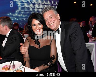 Wiesbaden, Deutschland. 02. Februar 2019. ARCHIVFOTO: Juergen Hingsen wird am 25. Januar 2023 65, Juergen HINGSEN, JÃ rgen, mit Partner Francesca, Poolfoto! Sportball am 2. Februar 2019 in Wiesbaden Credit: dpa/Alamy Live News Stockfoto