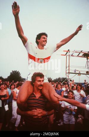 ARCHIVFOTO: Juergen Hingsen wird am 25. Januar 2023 65, Juergen HINGSEN, Deutschland, GER, BRD, Leichtathletik, Leichtathletik, Leichtathletik, Zehnkampf, wird auf den Schultern eines Freundes getragen, jubelt nach seinem Weltrekord im Zehnkampf in Bernhausen, Mannheim, 06/09/1984?SVEN SIMON#Prinzess-Luise-Straße 41#45479 Muelheim/R #Tel. 0208/9413250#Fax. 0208/9413260# Postgiro Essen No. 244 293 433 (BLZ 360 100 43)# www.SvenSimon.net. Stockfoto
