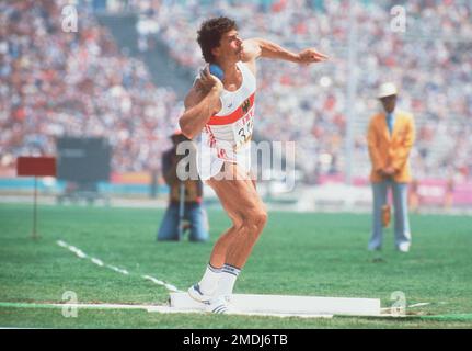 ARCHIVFOTO: Juergen Hingsen wird am 25. Januar 2023 65, Juergen HINGSEN, Deutschland, GER, BRD, Leichtathletik, Leichtathletik und Feldsportler, Zehnkampf, Decfighter, Action Shot Put, Spiele der XXIII. Olympiad Olympiade Sommerspiele 1984 in Los Angeles, USA ab 28,07. Zu 08/12/1984. ?SVEN SIMON, Princess-Luise-Str.41#45479 Mülheim/Ruhr#Tel.0208/9413250#Fax 0208/9413260#Konto 1428150 Commerzbank Essen BLZ 36040039 #www.SvenSimon.net#e-mail:SvenSimon@t -online.de. Stockfoto