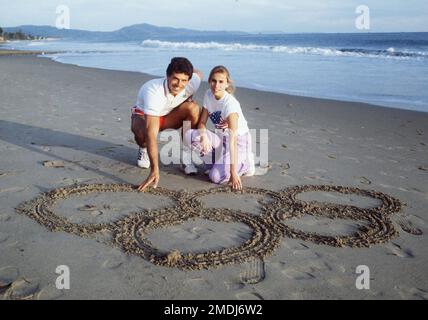 ARCHIVFOTO: Juergen Hingsen wird 65 am 25. Januar 2023, 08SN HINGSEN150384SP.jpg Juergen HINGSEN, Deutschland, Leichtathletik, dekathlon, privat mit Freundin Jeanny, beide sitzen am Strand und zeichnen Olympische Ringe im Sand, Landschaftsformat, 15. März 1984. © SVEN SIMON, Princess-Luise-Str.41#45479 Mülheim/Ruhr#Tel.0208/9413250#Fax 0208/9413260#Konto 1428150 Commerzbank Essen BLZ 36040039#www.SvenSimon.net#e-mail:SvenSimon@t -online.de. Stockfoto