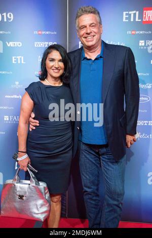 Köln, Deutschland. 29. Aug. 2019. ARCHIVFOTO: Juergen Hingsen wird am 25. Januar 2023 65 Jahre alt, Juergen HINGSEN, rechts, ehemaliger Sportler, Mit Partner Francesca ELSTERMEIER, Halbfigur, Halbfigur, Hochformat, ETL EXPRESS SPORTaftert 2019 am 28. August 2019 in Köln, Â Guthaben: dpa/Alamy Live News Stockfoto