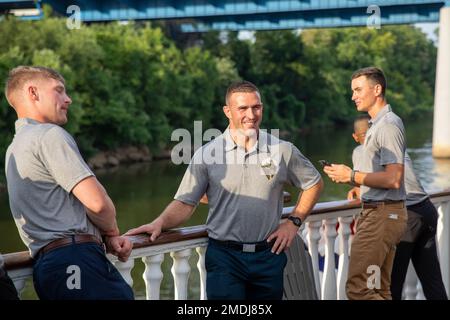 Die Teilnehmer versammeln sich auf den Außendecks, um die Eröffnungszeremonie des National Best Warrior Competition 2022 zu beobachten, die am 24. Juli 2022 auf dem General Jackson Showboat in Nashville, Tennessee, begann. Sieben nicht kommissionierte Offiziere und sieben Soldaten aus sieben Regionen in den USA trafen sich am 24. Juli bis 29. Juli im All-Guard Best Warrior Competition. Die Gewinner werden im Laufe des Jahres zum Army National Best Warrior Competition übergehen. Stockfoto