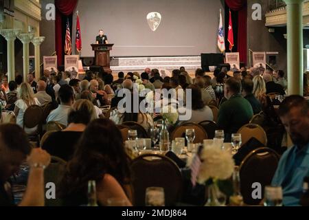 Master Sgt. Kevin Bryant von der Tennessee Army National Guard hält die Begrüßungsrede bei der Eröffnungszeremonie des National Best Warrior Competition 2022, die am 24. Juli 2022 auf dem General Jackson Showboat in Nashville, Tennessee, begann. Sieben nicht kommissionierte Offiziere und sieben Soldaten aus sieben Regionen in den USA trafen sich am 24. Juli bis 29. Juli im All-Guard Best Warrior Competition. Die Gewinner werden im Laufe des Jahres zum Army National Best Warrior Competition übergehen. Stockfoto