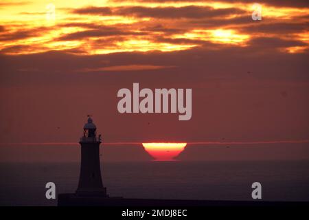 Die Sonne geht über dem Leuchtturm von Tynemouth in Tynemouth auf, North Shields. Bilddatum: Montag, 23. Januar 2023. Stockfoto