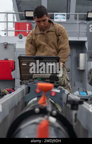 Ein Matrose, der der EODMU (Explosive Ordnance Disposal Mobile Unit) 11 zugeteilt ist, führt während einer Übung zur Minenabwehr (MCM) vor der Küste von San Clemente Island am 24. August 2022 Wartungsarbeiten an einem unbemannten Unterwasserfahrzeug (UUV) des Typs Mark 18 Mod 1 an Bord eines Forschungsfahrzeugs (RCS) 1 durch. Die Integration von bemannten und unbemannten Ressourcen erhöht unsere Fähigkeiten und ermöglicht es uns, kritische Fähigkeiten und komplexe Fähigkeiten zu üben. Stockfoto