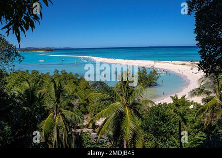 Nosy Iranja: Ein tropisches Inselparadies vor Madagaskars Küste mit türkisfarbenem Wasser, Korallenriff, weißen Sandstränden und üppiger Vegetation. Stockfoto