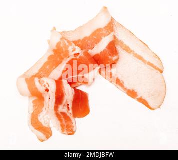 Geräucherter Schmalz mit einer Schicht Fleisch auf weißem Hintergrund Stockfoto