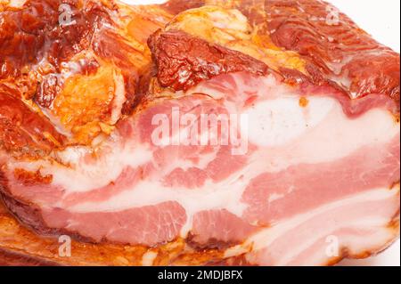 Geräucherter Schmalz mit einer Schicht Fleisch auf weißem Hintergrund Stockfoto