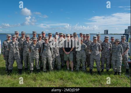 USA Weltraumkraftbrücke. General Stephen Purdy, Space Launch Delta 45 Commander, und Kadetten mit der Civil Air Patrol Space Force Operations Academy posieren für ein Gruppenfoto, 24. Juli 2022 an der Cape Canaveral Space Force Station, Florida. Die Kadetten besuchten die Stätten von Cape Canaveral SFS, Kennedy Space Center und Patrick Space Force Base, Florida. Stockfoto