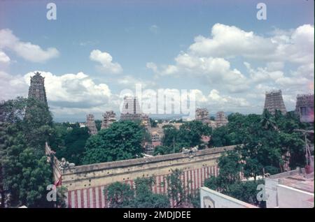 Der Arulmigu Meenakshi Sundaraswarar Tempel ist ein historischer Hindu-Tempel am Südufer des Flusses Vaigai in der Tempelstadt Madurai, Tamil Nadu, Indien. Es ist der Göttin Meenakshi gewidmet, einer Form von Shakti, und ihrem Gemahl, Sundareshwarar, einer Form von Shiva. Madurai Meenakshi Sundareswarar Tempel wurde von Pandayan Kaiser Sadayavarman Kulasekaran 1190 erbaut. Die beliebteste Tatsache am Tempel ist, dass es hier einen Saal mit tausend Säulen gibt, einen heiligen Pool mit einem goldenen Lotus, wo man ein rituelles Bad nehmen kann, einen Hochzeitssaal, Kleine Schreine, Gärten und Elefantenköpfe. Stockfoto