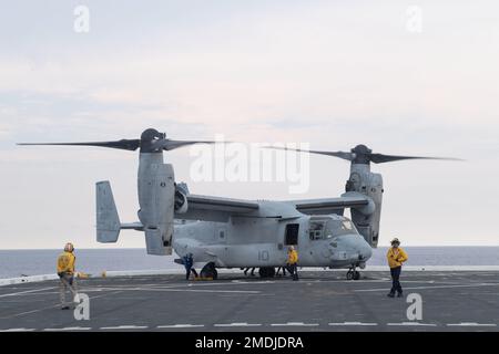 220725-N-XB010-1003 SÜDCHINESISCHES MEER (25. Juli 2022) ein MV-22B Osprey landet auf dem nach vorn ausgesetzten Amphibien-Transportschiff USS New Orleans“ (LPD 18), um Vorräte und Personal zu liefern. New Orleans, Teil der Tripoli Amphibious Ready Group, ist zusammen mit der 31. Marine Expeditionary Unit im Zuständigkeitsbereich der US-amerikanischen 7.-Flotte tätig, um die Interoperabilität mit Verbündeten und Partnern zu verbessern und als einsatzbereite Eingreiftruppe zur Verteidigung von Frieden und Stabilität in der Region Indo-Pazifik zu dienen. Stockfoto