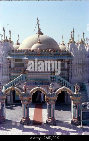 Der Bhadreshwar Jain Tempel, auch bekannt als Vasai Jain Tempel, ist eine historische Bedeutung im Dorf Mundra Taluka, Kutch, Gujarat, Indien. Der Haupttempel ist atemberaubend schön, in weißem Marmor mit majestätischen Säulen. Rund um die Mitte gibt es 52 kleinere Schreine Stockfoto