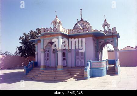 Der Bhadreshwar Jain Tempel, auch bekannt als Vasai Jain Tempel, ist eine historische Bedeutung im Dorf Mundra Taluka, Kutch, Gujarat, Indien. Der Haupttempel ist atemberaubend schön, in weißem Marmor mit majestätischen Säulen. Rund um die Mitte gibt es 52 kleinere Schreine Stockfoto