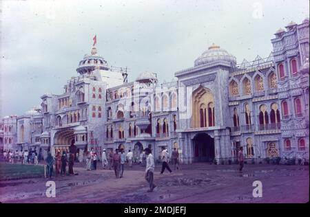 Der Dagadusheth Halwai Ganapati-Tempel ist ein Hindu-Tempel in Pune und dem hinduistischen gott Ganesh gewidmet. Der Tempel wird jedes Jahr von über hunderttausend Pilgern besucht. Der Tempel spricht von einer langen und glorreichen Geschichte. Die Gottheit von Lord Ganesha wurde von Shri Dagdusheth Halwai und seiner Frau Lakshmibai in der Vergangenheit, Shreemant Dagdusheth Halwai Sarvajanik Ganpati Trust, angezettelt. Pune ist stolz, Prestige, Inspiration und ideal für Maharashtras öffentliches Ganpati Festival. Stockfoto