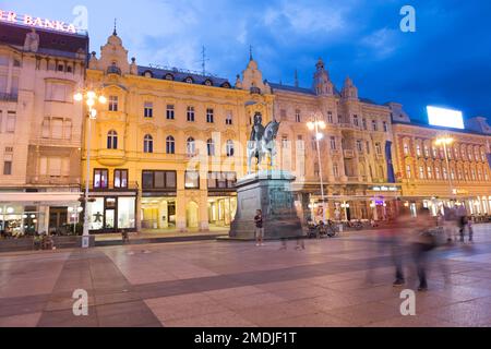 Kroatien, Zagreb, Reiterstatue von Graf Josip Jelacic (1801-59) auf dem Hauptplatz - Trg Bana Jelacica. Stockfoto