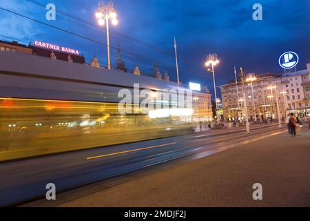 Kroatien, Zagreb, Straßenbahnen bei Nacht auf dem Hauptplatz - Trg Bana Jelacica. Stockfoto