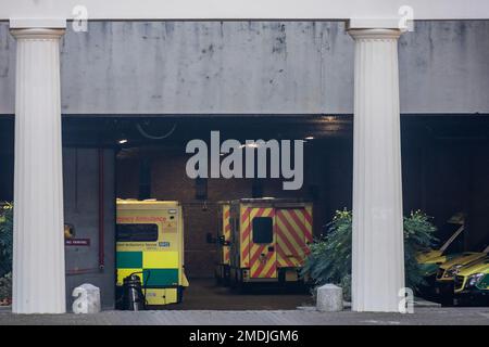 London, Großbritannien. 23. Januar 2023. Vorbereitungen für den nächsten Krankenwagen-Angriff mit einer Flotte von Fahrzeugen, die in den Wellington Barracks abgestellt sind, bereit, von Armeepersonal gefahren zu werden, das Notschutz für Streikende bereitstellt. Sie ist Teil der Reaktion auf den von der Unison organisierten Streik über die Bezahlung angesichts der Krise der Lebenshaltungskosten. Kredit: Guy Bell/Alamy Live News Stockfoto