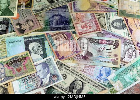 Verschiedene alte Bargeld-Banknoten aus verschiedenen Ländern der Welt, ein Haufen verschiedener Währungen, ein Haufen alter Retro-Scheine unterschiedlicher Herkunft Stockfoto