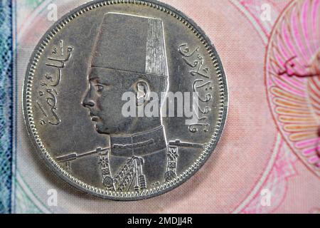 Die alte Münze mit zehn 10 ägyptischen Piaster in der Ära von König Farouk I zeigt Wert und Königreich Ägypten auf einer Seite und eine Büste von König Farouk dem 1. Stockfoto