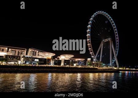 29. November 2022, Dubai VAE. Farbenfroher Blick auf das beleuchtete Address Beach Resort und das riesenrad des dubai Eye. Palm jumeirah West in Dubai, Vereinigte Arabische Emirate Stockfoto