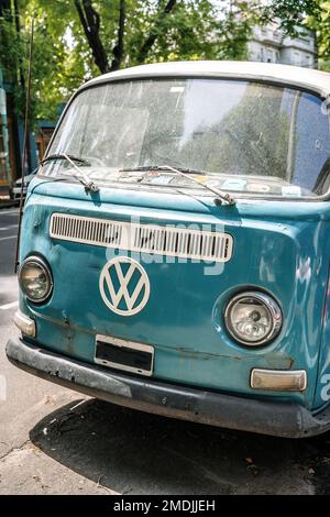 San Francisco, USA - 15. Januar 2023: Vintage-Bus von Volkswagen. Retro-Hippie-Wohnwagen in der sonnigen Straße der Stadt. Hochwertiges Foto Stockfoto