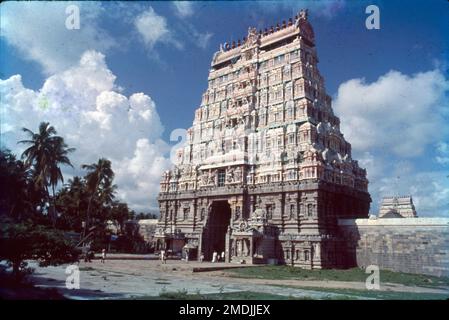 Der Thillai Nataraja Tempel, auch bekannt als Chidambaram Nataraja Tempel, ist ein hinduistischer Tempel, der Nataraja gewidmet ist, die Form von Shiva als herr des Tanzes. Dieser Tempel befindet sich in Chidambaram, Tamil Nadu, Indien. Dieser Tempel hat antike Wurzeln und ein Shiva-Schrein existierte an dem Ort, als die Stadt als Thillai bekannt war. Das einzigartigste Merkmal des Nataraj-Tempels ist das mit Juwelen verzierte Bild von Nataraj. Stockfoto