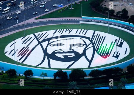 Dubai, Vereinigte Arabische Emirate. 25. November 2022: Blick aus dem Rahmen von Dubai auf ein Porträt von Scheich Zayed am Boden. Legendärer Herrscher der Vereinigten Arabischen Emirate Stockfoto
