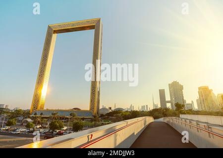 Dubai, Vereinigte Arabische Emirate. 25. November 2022: Herrlicher Panoramablick auf den weltweit größten Goldrahmen Made in Dubai, VAE Dubai Rahmen mit Dubai Skyline am Tag Stockfoto