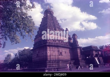 Grishneshwar Jyotirlinga Tempel, manchmal auch als Ghrneshwar oder Ghushmeshwar-Tempel bezeichnet, ist einer der Schreine, die Lord Shiva gewidmet sind und in der Shiva Purana erwähnt werden. Das Wort Ghrneshwara bedeutet "herr des Mitgefühls". Der Tempel ist ein wichtiger Wallfahrtsort in der Shaiva-Tradition des Hinduismus, der ihn als die zwölfte Jyotirlinga (Linga des Lichts) betrachtet. Diese Pilgerstätte befindet sich in Ellora (auch Verul genannt), weniger als einen Kilometer von den Ellora-Höhlen entfernt, die zum UNESCO-Weltkulturerbe gehören. Stockfoto