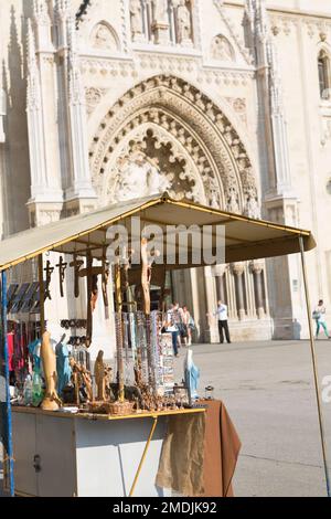 Kroatien, Zagreb, Skulpturen, Details zum Eingang der Kathedrale von Zagreb, Zagrebacka katedrala, auf Kaptol, Gornji Grad. Stockfoto