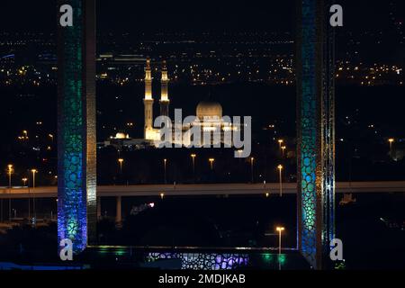 Dubai, Vereinigte Arabische Emirate. 26. November 2022: Atemberaubender Panoramablick auf den weltweit größten Goldrahmen Made in Dubai, VAE Dubai Rahmen mit Dubai Skyline bei Nacht Stockfoto