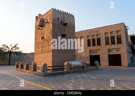 Dubai, Vereinigte Arabische Emirate. 25. November 2022: Jutdoor Art Center, altes gebäude im arabischen Stil in dubai. vereinigte arabische emirate Stockfoto