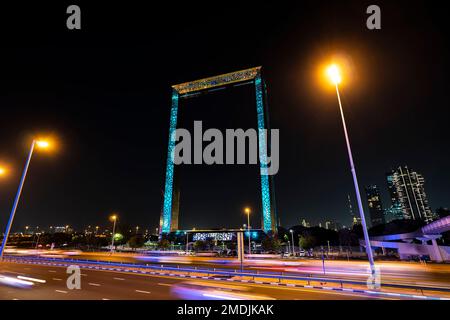 Dubai, Vereinigte Arabische Emirate. 25. November 2022: Neues architektonisches Wahrzeichen in Dubai ist ein goldener Rahmen vor einem schwarzen Himmel. Stockfoto