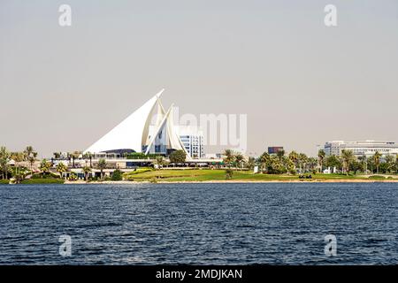 Dubai, Vereinigte Arabische Emirate. 25. November 2022: Der Dubai Creek Golf Yacht Club, Vorläufer vieler Golfclubs in Dubai Stockfoto