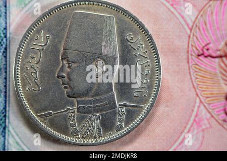 Die alte Münze mit zehn 10 ägyptischen Piaster in der Ära von König Farouk I zeigt Wert und Königreich Ägypten auf einer Seite und eine Büste von König Farouk dem 1. Stockfoto