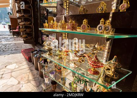 Dubai, Vereinigte Arabische Emirate. 27. November 2022: Verschiedene farbenfrohe, teure Souvenirs liegen an der Theke im Geschäft auf dem Basar in der Altstadt von Dubai. Vereinigte Arabische Em Stockfoto